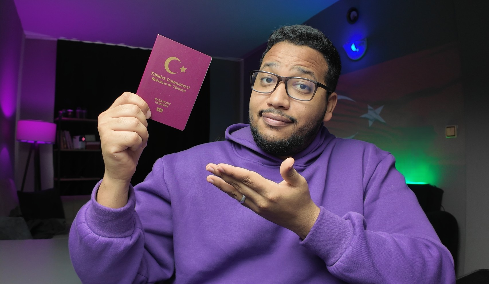 محمود سامي يحمل الجواز التركي